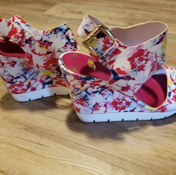 Candie's Shoes - 🎉🎉Host Pick🎉🎉 Candies Floral Wedges